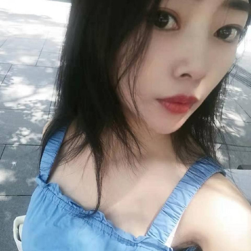 不胖不瘦 胸前有肉的妹子